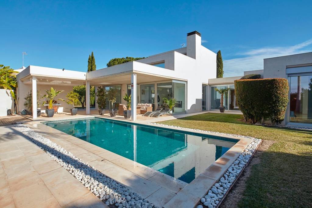 Spanish roperty with pool - Buying a property in Spain